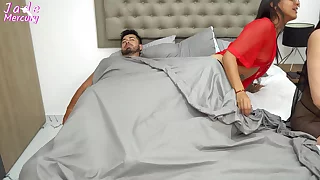 Mi hermanastra me invita a su casa, compartimos cama los tres y termino follandome a su marido